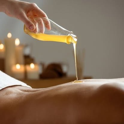 Huile de massage versée pendant une séance