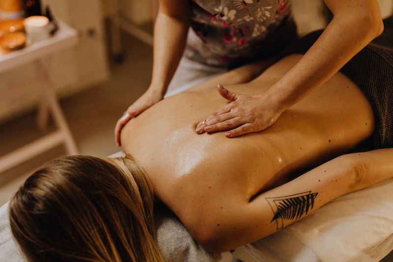 Personne recevant un massage du dos lors d'une séance