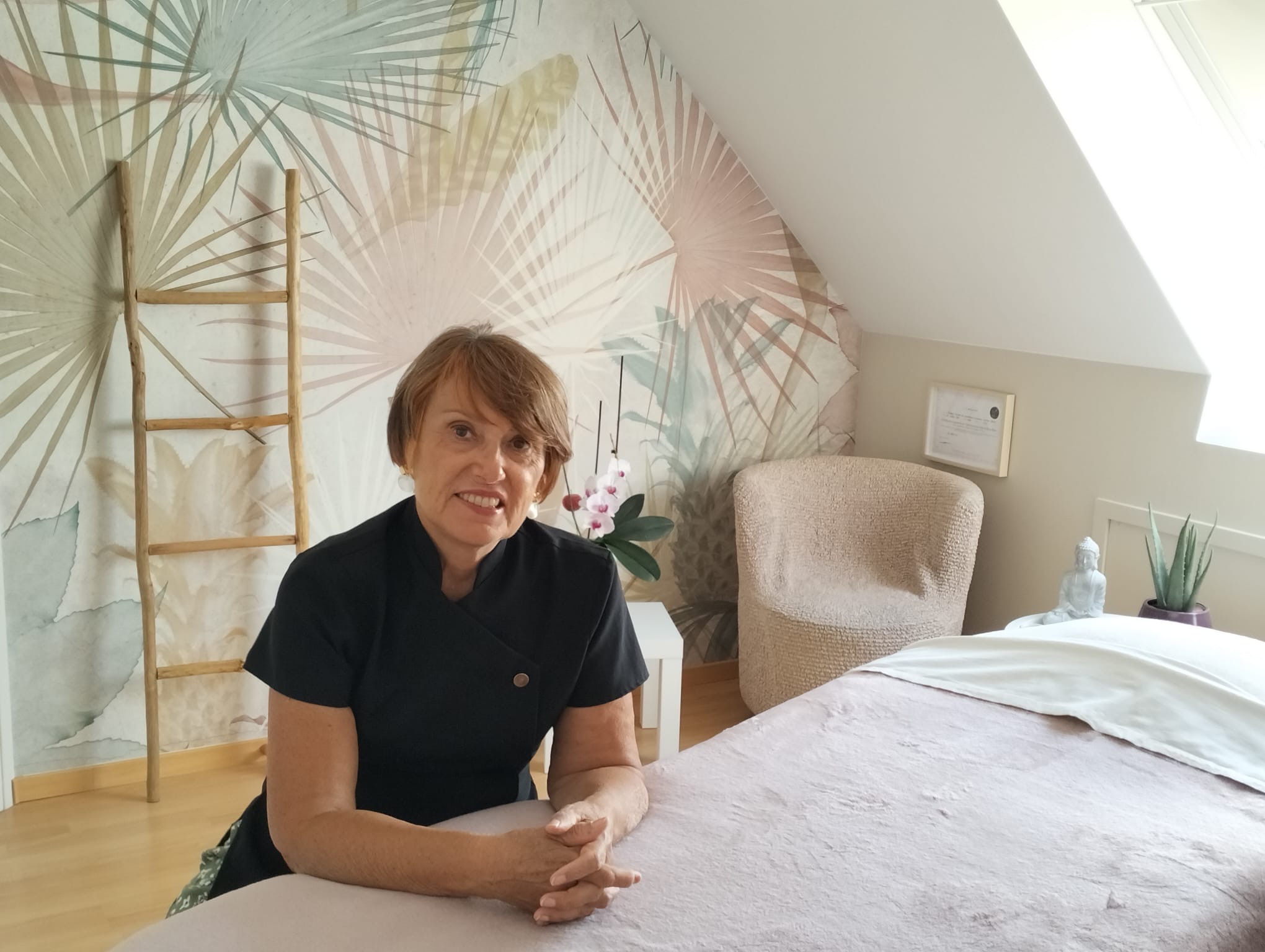 Nadine, praticienne en massage bien-être, dans son cabinet à Dollemard
